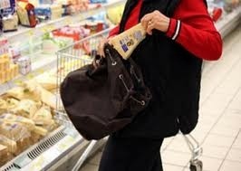 Dipendente di un supermercato puntuale al lavoro, ma per rubare merce dagli scaffali